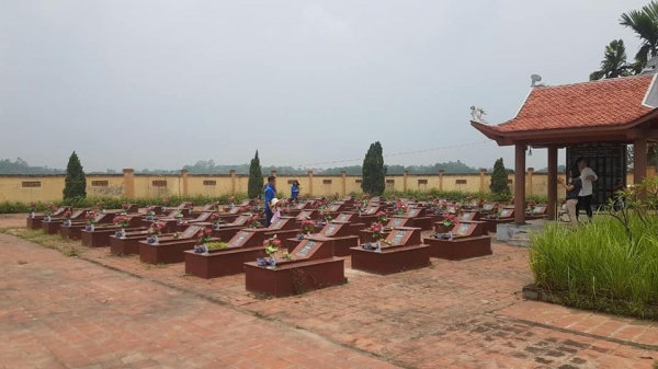 Chùm ảnh Đoàn TN trường THPT Trung Văn thăm bà mẹ Việt Nam anh hùng và nghĩa trang liệt sỹ